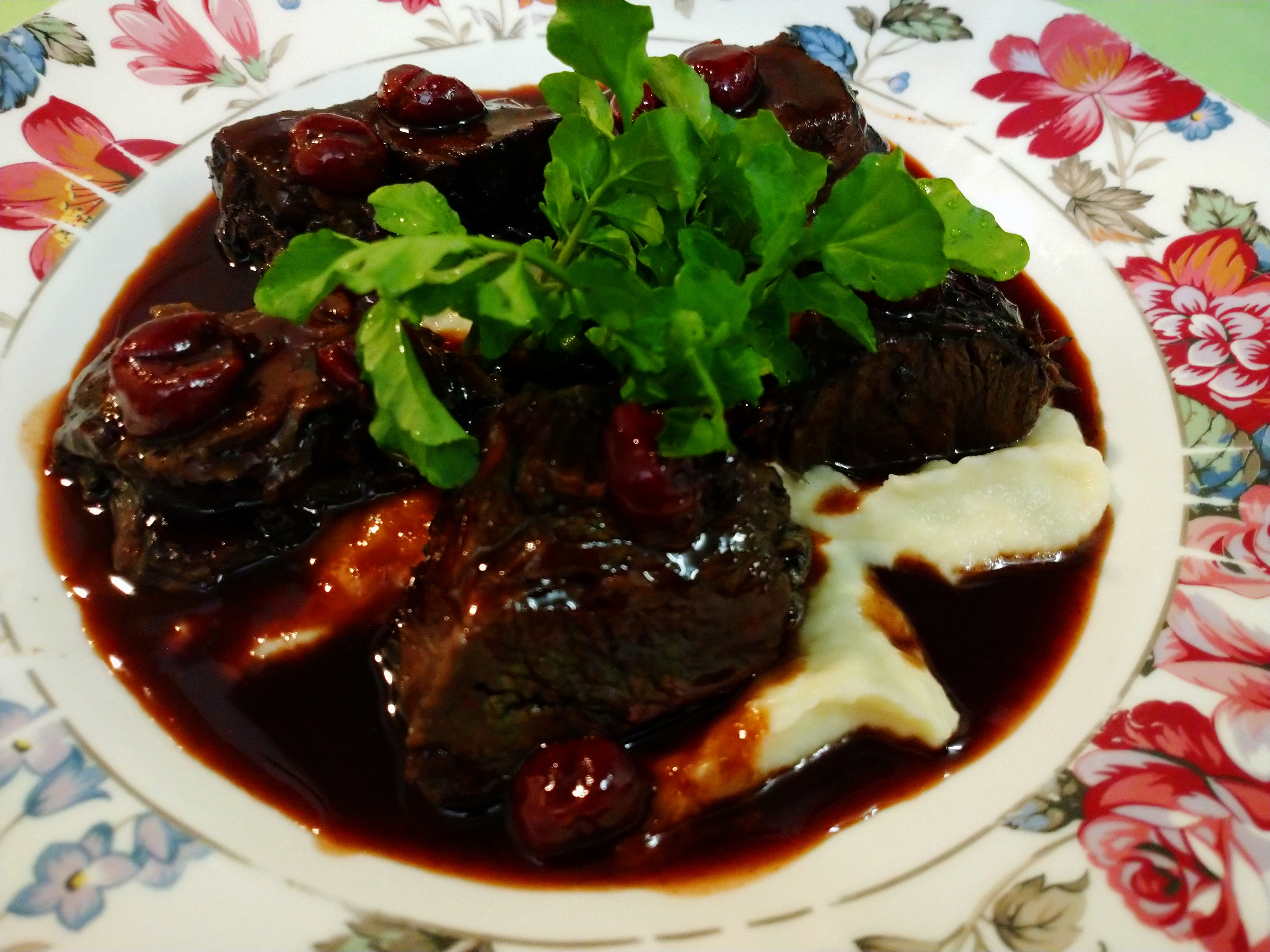 牛頬肉のチェリービール煮込み